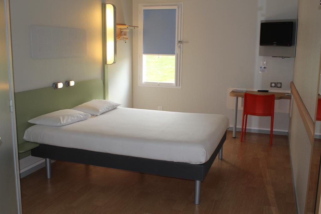 Hotel Ibis Budget Laval Bonchamp Les Laval Habitación foto