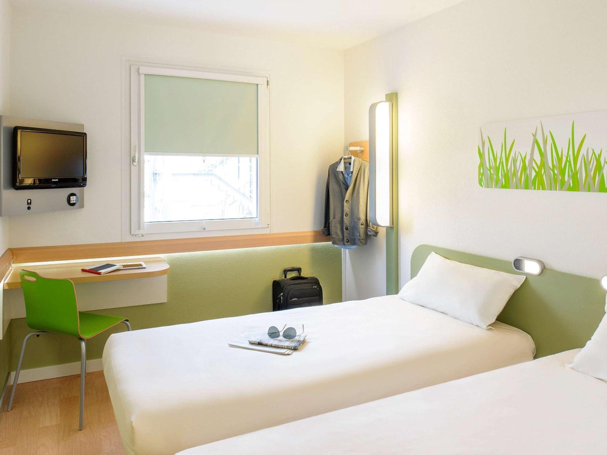 Hotel Ibis Budget Laval Bonchamp Les Laval Exterior foto