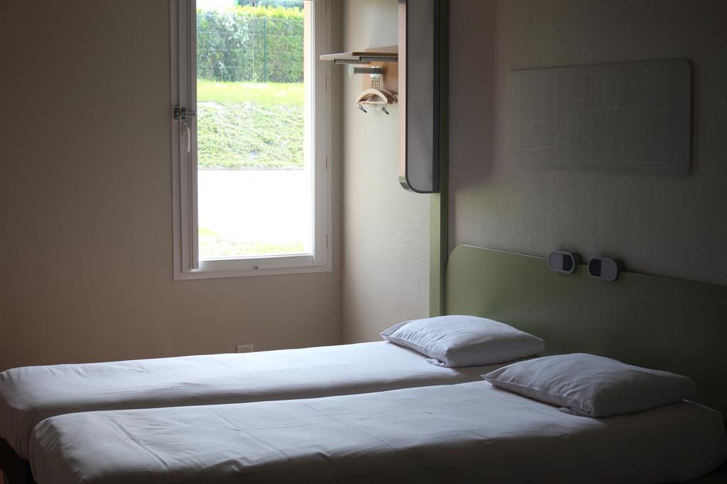 Hotel Ibis Budget Laval Bonchamp Les Laval Habitación foto
